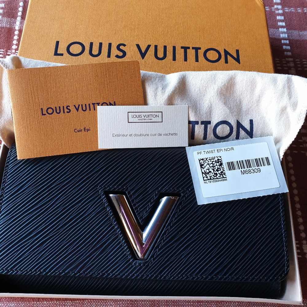 Louis vuitton Twist wallet.